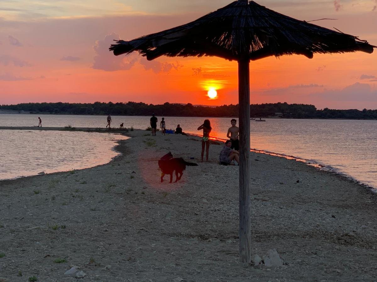 Aparthotel Dalmacija Privlaka  Buitenkant foto